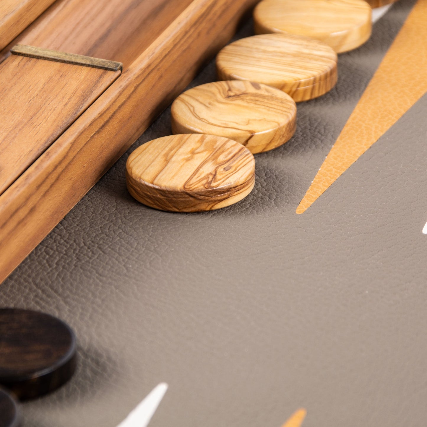 Premium Leatherette Grey Beige Ostrich Tote Backgammon Set - Premium Backgammon from MANOPOULOS Chess & Backgammon - Just €215! Shop now at MANOPOULOS Chess & Backgammon