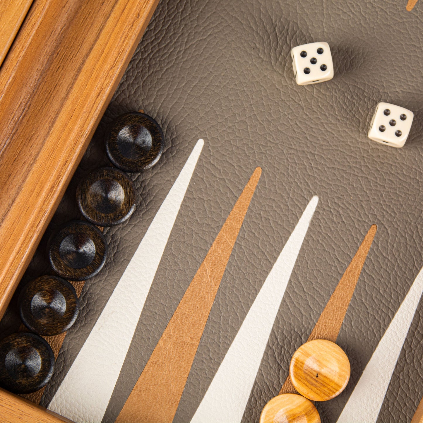 Premium Leatherette Grey Beige Ostrich Tote Backgammon Set (Travel Size) - Premium Backgammon from MANOPOULOS Chess & Backgammon - Just €119! Shop now at MANOPOULOS Chess & Backgammon